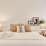 Main Street Deluxe آكورونيا