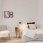 Main Street Deluxe آكورونيا